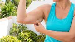 Kuinka kiinteyttää veltot käsivarret kotona ilman käsipainoja: yksinkertainen 10 minuutin harjoitusohjelma