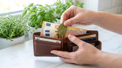 Laakerinlehti lompakossa: vanhan mummon salaisuus, joka toimii yhä