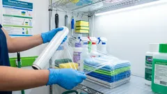 Kuinka tavallinen muovikassi auttaa pölyn poistamisessa: siivousvinkki