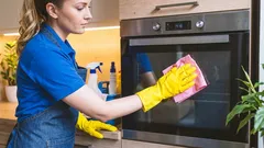 Tämä tuote löytyy jokaisesta keittiöstä: yksinkertainen vinkki uunin lasin puhdistamiseen